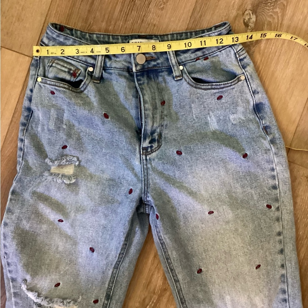 Tinsel Women’s Distressed Jeans With Embroidered Lips Size 26 High Waisted - Picture 7 of 10
